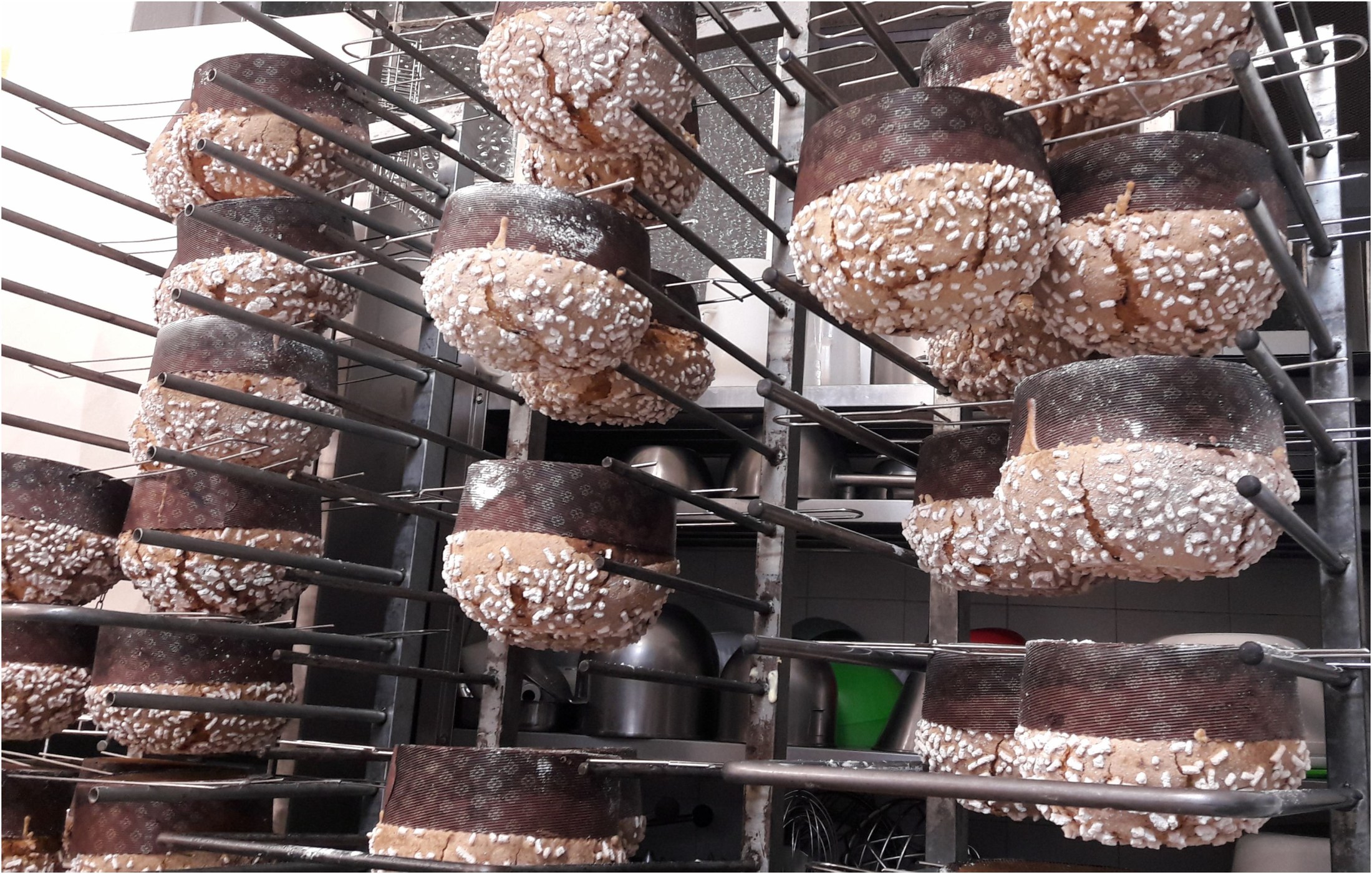 Grandi lievitati capovolti sui telai nel laboratorio di pasticceria a Nuoro